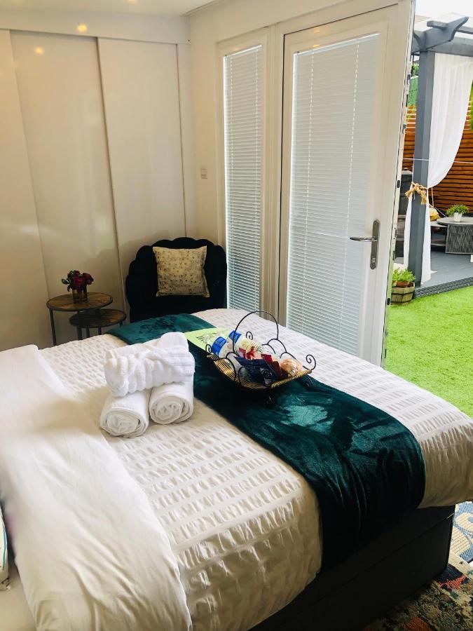 Meezee Pearl Double Bed Lodge With Free Parking Salford  Exterior foto